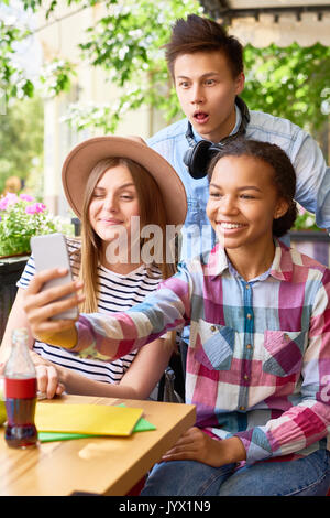 Les étudiants en joyeuse en Selfies Cafe Banque D'Images