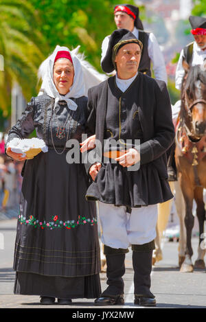Sassari Cavalcata, portrait d'un couple en costume traditionnel au cours de la grande procession de la la Cavalcata festival à Sassari, Sardaigne. Banque D'Images