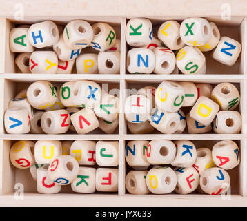 Des lettres dans la boîte - jeu créatif. Banque D'Images