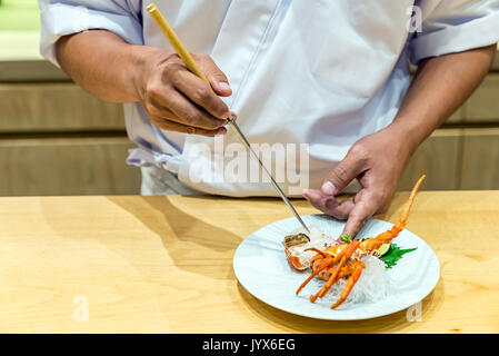 Chef de la préparation et cuisson du homard sashimi Banque D'Images