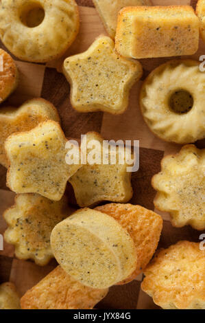 Peu de graine de pavot et le zeste de citron muffin. Madeleine en bois. en toile de fond. Banque D'Images