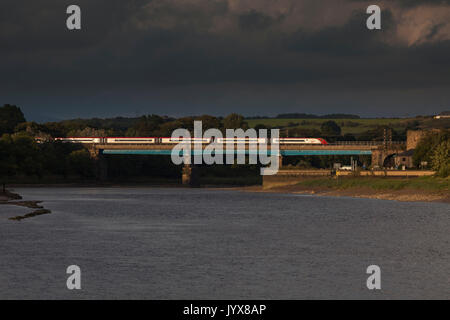 Un Pendolino Virgin train part de Lancaster crossing Carlisle Pont sur la rivière Lune sur la West Coast Main Line Banque D'Images