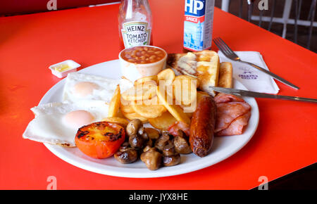 Petit déjeuner anglais complet connu sous le nom de petit déjeuner olympique à Little Services de chef en Grande-Bretagne Banque D'Images