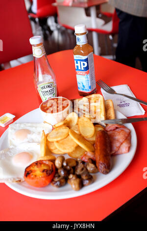 Petit déjeuner anglais complet connu sous le nom de petit déjeuner olympique à Little Services de chef en Grande-Bretagne Banque D'Images