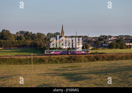 Northern Rail class 142 pacer train passe Kirkham et Wesham sur la Preston - Blackpool conforme à la 1920 - Blackpool South Colne Banque D'Images