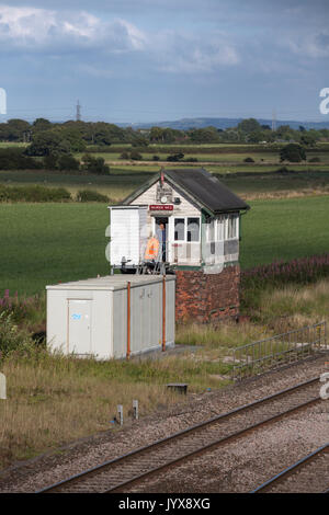 Signaleur arrivant pour changement de signal fort à Salwick sur la ligne Preston - Blackpool Banque D'Images