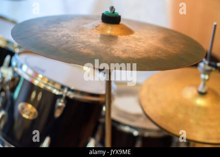 Close up cymbale avec batterie en arrière-plan Banque D'Images