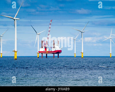 Maintenance Serveur Vent Jack-Up navire OMI 9670793 le soutien des travaux de maintenance sur l'une des turbines de 2,2 MW sur le parc éolien de Teeside Redcar offshore Banque D'Images