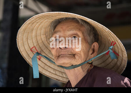 Hoi An, Vietnam, Juillet 2017 : Portrait d'une femme âgée portant chapeau conique Banque D'Images