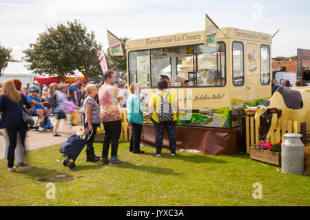 Southport, Merseyside, Royaume-Uni. 20e Août, 2017. Météo britannique. Dernière journée ensoleillée dans le complexe comme l'été retourne apporte de grandes foules de la ville côtière de tenir sa 88e Exposition florale annuelle d'été. Le thème de l'exposition 2017 était "Le Curieux Jardin' avec jardiniers célébrant le sentiment de mystère, émerveillement avec invisible jardiniers disséminées dans le parc Victoria à découvrir. /AlamyLiveNews MediaWorldImages ; crédit. Banque D'Images