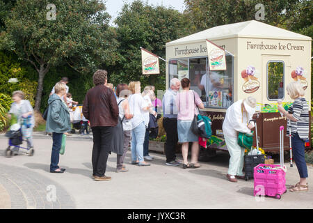 Southport, Merseyside, Royaume-Uni. 20e Août, 2017. Météo britannique. Dernière journée ensoleillée dans le complexe comme l'été retourne apporte de grandes foules de la ville côtière de tenir sa 88e Exposition florale annuelle d'été. Le thème de l'exposition 2017 était "Le Curieux Jardin' avec jardiniers célébrant le sentiment de mystère, émerveillement avec invisible jardiniers disséminées dans le parc Victoria à découvrir. /AlamyLiveNews MediaWorldImages ; crédit. Banque D'Images