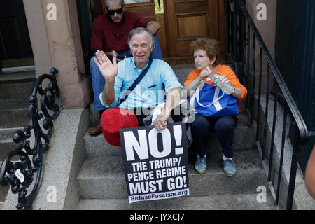 Boston, Massachusetts, USA. Août 19, 2017. Bostoniens marche vers la politique commune contre la haine raciale et président Trump et un groupe de ''la liberté de parole'' des manifestants qui ils considèrent comme Nazis. Credit : Kenneth Martin/ZUMA/Alamy Fil Live News Banque D'Images