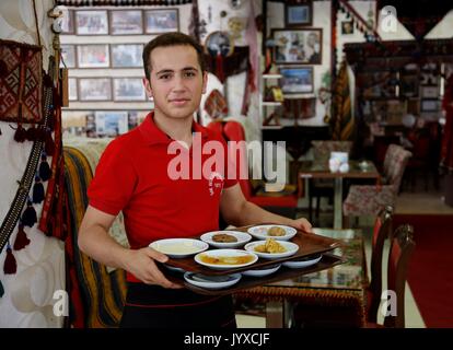 (170820) -- ANKARA, 20 août 2017 (Xinhua) -- Photo prise le 15 août 2017 montre un waiter serving plats de petit déjeuner à Van, Turquie. Le petit-déjeuner turc de Van, célèbre pour son goût délicieux et somptueux plats 20, tels que miel, fromage aux herbes, faites avec un mélange de différentes herbes uniques à la région ; martuga, faite avec de la farine, du beurre et des oeufs ; et kavut, faite avec du blé. Petit-déjeuner Van a remporté le record mondial Guinness avec 52 186 personnes a pris le petit déjeuner ensemble en 2015. (Xinhua/Qin Yanyang)(GL) Banque D'Images