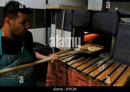 (170820) -- ANKARA, 20 août 2017 (Xinhua) -- Photo prise le 15 août 2017 montre un chef Van petit déjeuner en Van, en Turquie. Le petit-déjeuner turc de Van, célèbre pour son goût délicieux et somptueux plats 20, tels que miel, fromage aux herbes, faites avec un mélange de différentes herbes uniques à la région ; martuga, faite avec de la farine, du beurre et des oeufs ; et kavut, faite avec du blé. Petit-déjeuner Van a remporté le record mondial Guinness avec 52 186 personnes a pris le petit déjeuner ensemble en 2015. (Xinhua/Qin Yanyang)(GL) Banque D'Images