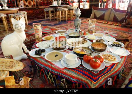 (170820) -- ANKARA, 20 août 2017 (Xinhua) -- Photo prise le 15 août 2017 présente de délicieux et copieux petit déjeuner en Van Van, Turquie. Le petit-déjeuner turc de Van, célèbre pour son goût délicieux et somptueux plats 20, tels que miel, fromage aux herbes, faites avec un mélange de différentes herbes uniques à la région ; martuga, faite avec de la farine, du beurre et des oeufs ; et kavut, faite avec du blé. Petit-déjeuner Van a remporté le record mondial Guinness avec 52 186 personnes a pris le petit déjeuner ensemble en 2015. (Xinhua/Qin Yanyang)(GL) Banque D'Images