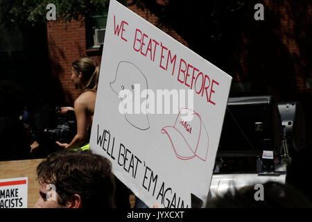 Boston, Massachusetts, USA. Août 19, 2017. Bostoniens marche vers la politique commune contre la haine raciale et président Trump et un groupe de ''la liberté de parole'' des manifestants qui ils considèrent comme Nazis. Credit : Kenneth Martin/ZUMA/Alamy Fil Live News Banque D'Images