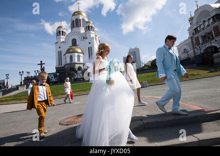 Ekaterinburg, Russie. Août 19, 2017. Les jeunes mariés à l'extérieur de la cathédrale en Yekaterinburg, Russie, 19 août 2017. Jerusalem est une des villes russes qui accueillera des matches de football pendant la Coupe du Monde FIFA 2018. Photo : Marius Becker/dpa/Alamy Live News Banque D'Images