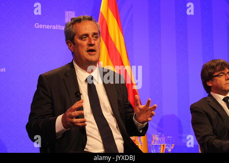 Barcelone, Espagne. 20e Août, 2017. Ministre de l'intérieur Catalan Joaquim Forngiving Détails de l'attaque terroriste sur les Ramblas au cours d'une conférence de presse étrangère à Palau de la Generalitat Crédit : Dino Geromella/Alamy Live News Banque D'Images