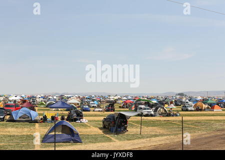 Madras, Oregon, USA. Août 19, 2017. Le long de la route 97 et 26, dans le chemin de l'éclipse solaire totale temporaire, des villes de tentes ont été érigées. Centaines de milliers de personnes sont attendues pour voir l'éclipse solaire. Crédit : Marcel Neuenfels/Alamy Live News Banque D'Images