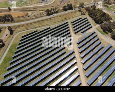 Canberra. 20e Août, 2017. Photo aérienne prise le 20 août 2017 montre la voie en parc solaire Mugga Canberra, Australie du Sud. Parc solaire Mugga Lane est situé au sud de Canberra et a une superficie de 40 hectares. La construction a commencé en 2016 et le parc solaire est entrée en service en mars 2017. Développé conjointement par China's AVIC International et Maoneng l'Australie, le parc solaire est l'une des trois grandes fermes solaires à Canberra. Crédit : Justin Qian/Xinhua/Alamy Live News Banque D'Images