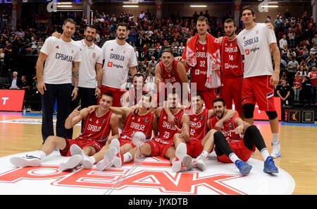 Hambourg, Allemagne. 20e Août, 2017. L'équipe nationale de basket-ball serbe pose avec le trophée après avoir remporté le dispositif fixe de Supercoupe d'Allemagne et émise de la Serbie à l'EDEL-optique.de Arena de Hambourg, Allemagne, 20 août 2017. Photo : Daniel Reinhardt/dpa/Alamy Live News Banque D'Images