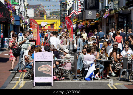 Brighton, UK. 20e Août, 2017. Les terrasses des cafés sont emballés dans la région de North Laine de Brighton sur une belle journée ensoleillée avec des températures devrait atteindre 23 degrés dans certaines régions du sud-est aujourd'hui Crédit : Simon Dack/Alamy Live News Banque D'Images