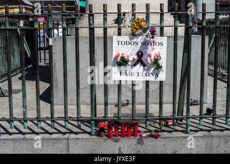 Madrid, Espagne. 20e Août, 2017. Placard dans la Puerta del Sol à Barcelone après les attaques terroristes. Placard lit "Nous sommes tous Barcelona'. Madrid, Espagne. Credit : Marcos del Mazo/Alamy Live News Banque D'Images