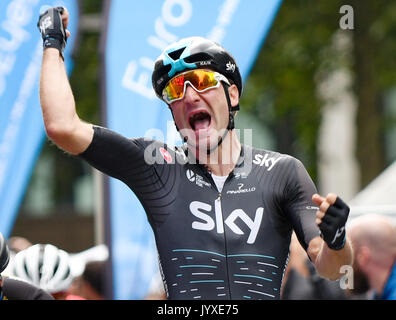 Hambourg, Allemagne. 20e Août, 2017. Elia Viviani de l'Italie célèbre sa victoire lors de la finale de l'Euro Yeux Cyclassics à Hambourg, Allemagne, 20 août 2017. Photo : Axel Heimken/dpa/Alamy Live News Banque D'Images