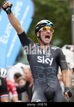 Hambourg, Allemagne. 20e Août, 2017. Elia Viviani de l'Italie célèbre sa victoire lors de la finale de l'Euro Yeux Cyclassics à Hambourg, Allemagne, 20 août 2017. Photo : Axel Heimken/dpa/Alamy Live News Banque D'Images