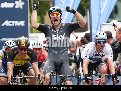 Hambourg, Allemagne. 20e Août, 2017. Elia Viviani (c) de l'Italie célèbre sa victoire lors de la finale de l'Euro Yeux Cyclassics à Hambourg, Allemagne, 20 août 2017. Dylan Groenewegen des Pays-Bas (L) est arrivé troisième. Photo : Axel Heimken/dpa/Alamy Live News Banque D'Images