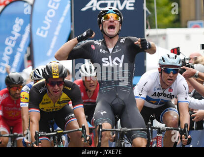 Hambourg, Allemagne. 20e Août, 2017. Elia Viviani (c) de l'Italie célèbre sa victoire lors de la finale de l'Euro Yeux Cyclassics à Hambourg, Allemagne, 20 août 2017. Dylan Groenewegen des Pays-Bas (L) est arrivé troisième. Photo : Axel Heimken/dpa/Alamy Live News Banque D'Images