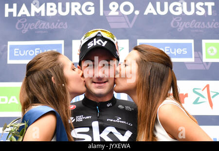 Hambourg, Allemagne. 20e Août, 2017. Elia Viviani d'Italie (C) après sa victoire dans l'Euro Yeux Cyclassics à Hambourg, Allemagne, 20 août 2017. Photo : Axel Heimken/dpa/Alamy Live News Banque D'Images