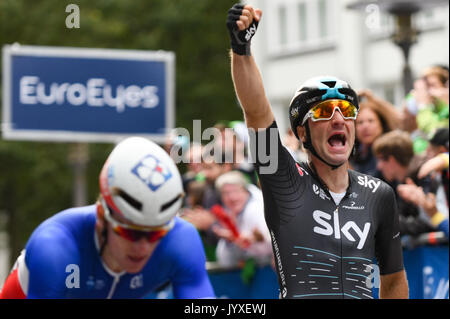 Hambourg, Allemagne. 20e Août, 2017. Elia Viviani (R) de l'Italie célèbre sa victoire lors de la finale de l'Euro Yeux Cyclassics à Hambourg, Allemagne, 20 août 2017. Arnaud Demare de France (L) est arrivé en deuxième position. Photo : Axel Heimken/dpa/Alamy Live News Banque D'Images