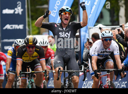 Hambourg, Allemagne. 20e Août, 2017. Elia Viviani (c) de l'Italie célèbre sa victoire lors de la finale de l'Euro Yeux Cyclassics à Hambourg, Allemagne, 20 août 2017. Dylan Groenewegen des Pays-Bas (L) est arrivé troisième. Photo : Axel Heimken/dpa/Alamy Live News Banque D'Images