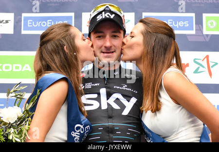 Hambourg, Allemagne. 20e Août, 2017. Elia Viviani d'Italie (C) après sa victoire dans l'Euro Yeux Cyclassics à Hambourg, Allemagne, 20 août 2017. Photo : Axel Heimken/dpa/Alamy Live News Banque D'Images