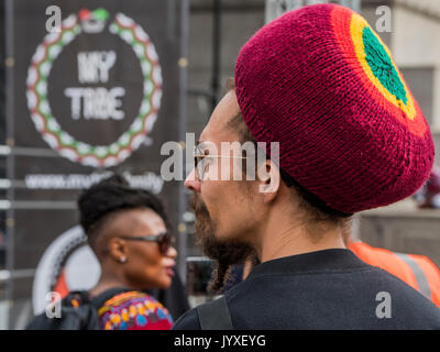 Londres, Royaume-Uni. 20e Août, 2017. La foule est multi ethniques (y compris cet homme dans un grand chapeau rasta) mais est principalement noire et divertis par musique réflexion poésie amd - un anti esclavage événement est organisé par ma tribu à Trafalgar Sqaure à coïncider avec l'esclavage International du Jour du Souvenir, pour les victimes de la traite transatlantique des esclaves, qui est sur 23 août. Londres, 20 août 2017. Crédit : Guy Bell/Alamy Live News Banque D'Images