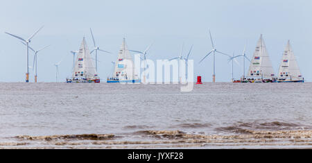 Liverpool, Royaume-Uni. 20e Août, 2017. Quatre bateaux Clipper écarter Liverpool au début de leur course autour du monde. Le Clipper Race (maintenant dans sa onzième année) voit douze équipes globales concurrence dans un 40000 milles marins autour du monde sur un 70 pied ocean racing yachts. Les équipes ont quitté le port de Liverpool le 20 août 2017 pour commencer leur première étape - un voyage de 5200 km d'une durée approximative de 33 jours pour l'Amérique du Sud, dans les îles Canaries & Pot au long du chemin. Crédit : Jason Wells/Alamy Live News Banque D'Images