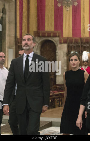 19 août, 2017 - Barcelone, Catalogne, Espagne - GRA330. Barcelone, 19/08/2017.- Los Reyes Felipe VI y Letizia se dirigen a firmar en el libro de condolencias que se ha habilitado en el SalÃ³ de 100 del Ayuntamiento para recoger Las muestras de duelo de los ciudadanos por las vÃ-ctimas de los atentados de Barcelona y Cambrils (Tarragone). L'EFE/Marta PÃ©rez ***PISCINE* (crédit Image : © Jack Abuin via Zuma sur le fil) Banque D'Images