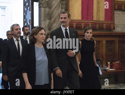 Barcelone, Catalogne, Espagne. Août 19, 2017. Le roi Felipe VI d'Espagne, la Reine Letizia d'Espagne signature dans un livre de condoléances devant une haute messe célébrée à la mémoire des victimes de l'attaque à Las Ramblas van plus tôt cette semaine, à la basilique de la Sagrada Familia à Barcelone, Espagne. Crédit : Jack Abuin/ZUMA/Alamy Fil Live News Banque D'Images