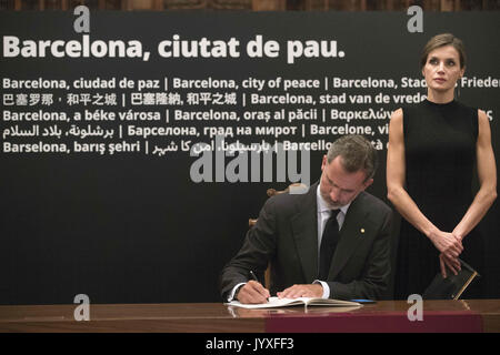 19 août, 2017 - Barcelone, Catalogne, Espagne - GRA323. Barcelone, 19/08/2017.- Los Reyes Felipe VI y Letizia firman en el libro de condolencias que se ha habilitado en el SalÃ³ de 100 del Ayuntamiento de Barcelona para recoger Las muestras de duelo de los ciudadanos por las vÃ-ctimas de los atentados en la ciudad y en Cambrils (Tarragona). L'EFE/Marta PÃ©rez ***PISCINE* (crédit Image : © Jack Abuin via Zuma sur le fil) Banque D'Images