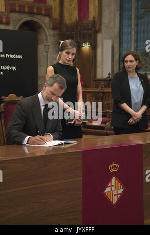 Barcelone, Catalogne, Espagne. Août 19, 2017. Le roi Felipe VI d'Espagne, la Reine Letizia d'Espagne signature dans un livre de condoléances devant une haute messe célébrée à la mémoire des victimes de l'attaque à Las Ramblas van plus tôt cette semaine, à la basilique de la Sagrada Familia à Barcelone, Espagne. Crédit : Jack Abuin/ZUMA/Alamy Fil Live News Banque D'Images