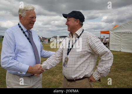 Biggin Hill, Royaume-Uni. 20e Août, 2017. Randolph Churchill, Sir Winston Churchill, le petit-fils et sa famille assister à la deuxième journée de l'aéroport de Biggin Hill London Festival of Flight. L'airshow cette année est répartie sur deux jours avec des foules immenses attend les deux jours.Le point culminant de la journée a été un écran par le célèbre des flèches rouges. Il y a l'avion statique ainsi que des parades aériennes ainsi qu'une fête foraine, stands, reconstitution de guerre les gens et beaucoup plus de divertir la famille Crédit : Keith Larby/Alamy Live News Banque D'Images