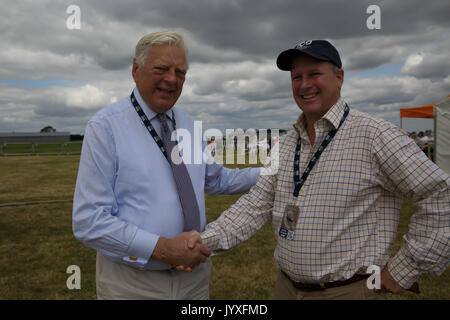 Biggin Hill, Royaume-Uni. 20e Août, 2017. Randolph Churchill, Sir Winston Churchill, le petit-fils et sa famille assister à la deuxième journée de l'aéroport de Biggin Hill London Festival of Flight. L'airshow cette année est répartie sur deux jours avec des foules immenses attend les deux jours.Le point culminant de la journée a été un écran par le célèbre des flèches rouges. Il y a l'avion statique ainsi que des parades aériennes ainsi qu'une fête foraine, stands, reconstitution de guerre les gens et beaucoup plus de divertir la famille Crédit : Keith Larby/Alamy Live News Banque D'Images