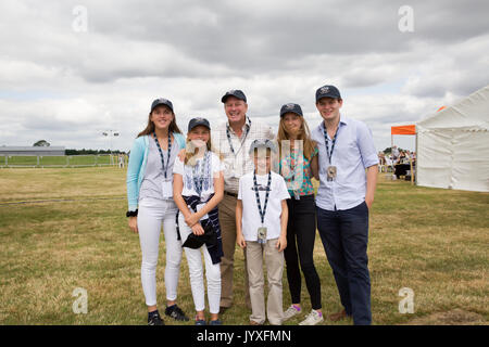 Biggin Hill, Royaume-Uni. 20e Août, 2017. Randolph Churchill, Sir Winston Churchill, le petit-fils et sa famille assister à la deuxième journée de l'aéroport de Biggin Hill London Festival of Flight. L'airshow cette année est répartie sur deux jours avec des foules immenses attend les deux jours.Le point culminant de la journée a été un écran par le célèbre des flèches rouges. Il y a l'avion statique ainsi que des parades aériennes ainsi qu'une fête foraine, stands, reconstitution de guerre les gens et beaucoup plus de divertir la famille Crédit : Keith Larby/Alamy Live News Banque D'Images