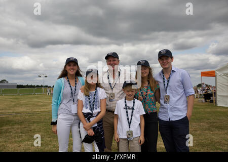 Biggin Hill, Royaume-Uni. 20e Août, 2017. Randolph Churchill, Sir Winston Churchill, le petit-fils et sa famille assister à la deuxième journée de l'aéroport de Biggin Hill London Festival of Flight. L'airshow cette année est répartie sur deux jours avec des foules immenses attend les deux jours.Le point culminant de la journée a été un écran par le célèbre des flèches rouges. Il y a l'avion statique ainsi que des parades aériennes ainsi qu'une fête foraine, stands, reconstitution de guerre les gens et beaucoup plus de divertir la famille Crédit : Keith Larby/Alamy Live News Banque D'Images