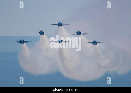 18 août 2017 : Chicago, Illinois, États-Unis - La U.S. Navy Blue Angels de l'Escadron de démonstration de vol effectue sur le lac Michigan au cours de la pratique de l'air et l'eau de Chicago 2017 Show à Chicago, IL. Banque D'Images