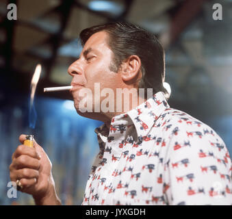Fichier - Un fichier image à partir de mai 1976 nous montre l'acteur et artiste du spectacle comique, Jerry Lewis dans les répétitions pour un gala à Montreux, en Suisse. Jerry Lewis est décédé le 20 août 2017 à Las Vegas. Photo : Istvan Bajzat/dpa Banque D'Images