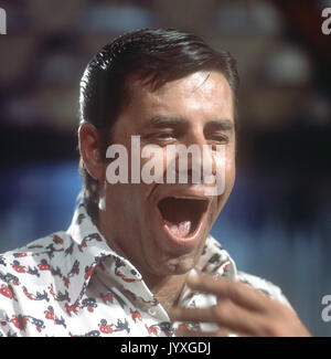 Fichier - Un fichier image à partir de mai 1976 nous montre l'acteur et artiste du spectacle comique, Jerry Lewis dans les répétitions pour un gala à Montreux, en Suisse. Jerry Lewis est décédé le 20 août 2017 à Las Vegas. Photo : Istvan Bajzat/dpa Banque D'Images