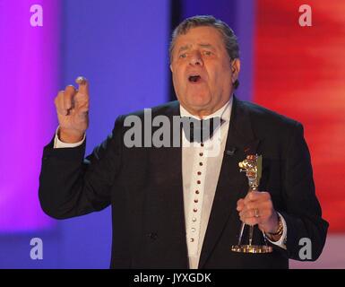 Fichier - Un fichier photo datée du 09 février 2005 nous montre comic Jerry Lewis recevant le Goldene Kamera Award pour son œuvre de toute une vie, à Berlin, Allemagne. Jerry Lewis est décédé le 20 août 2017 à Las Vegas. Photo : afp/Grimm par les pairs Banque D'Images