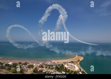 19 août 2017 : Chicago, Illinois, États-Unis - l'équipe de voltige AeroShell effectue plus de North Avenue beach pendant la 2017 Chicago Air et Water Show à Chicago, IL. Banque D'Images